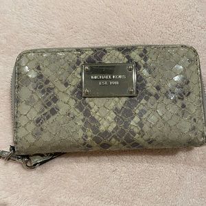 Michael Kors wristlet, excellent condition